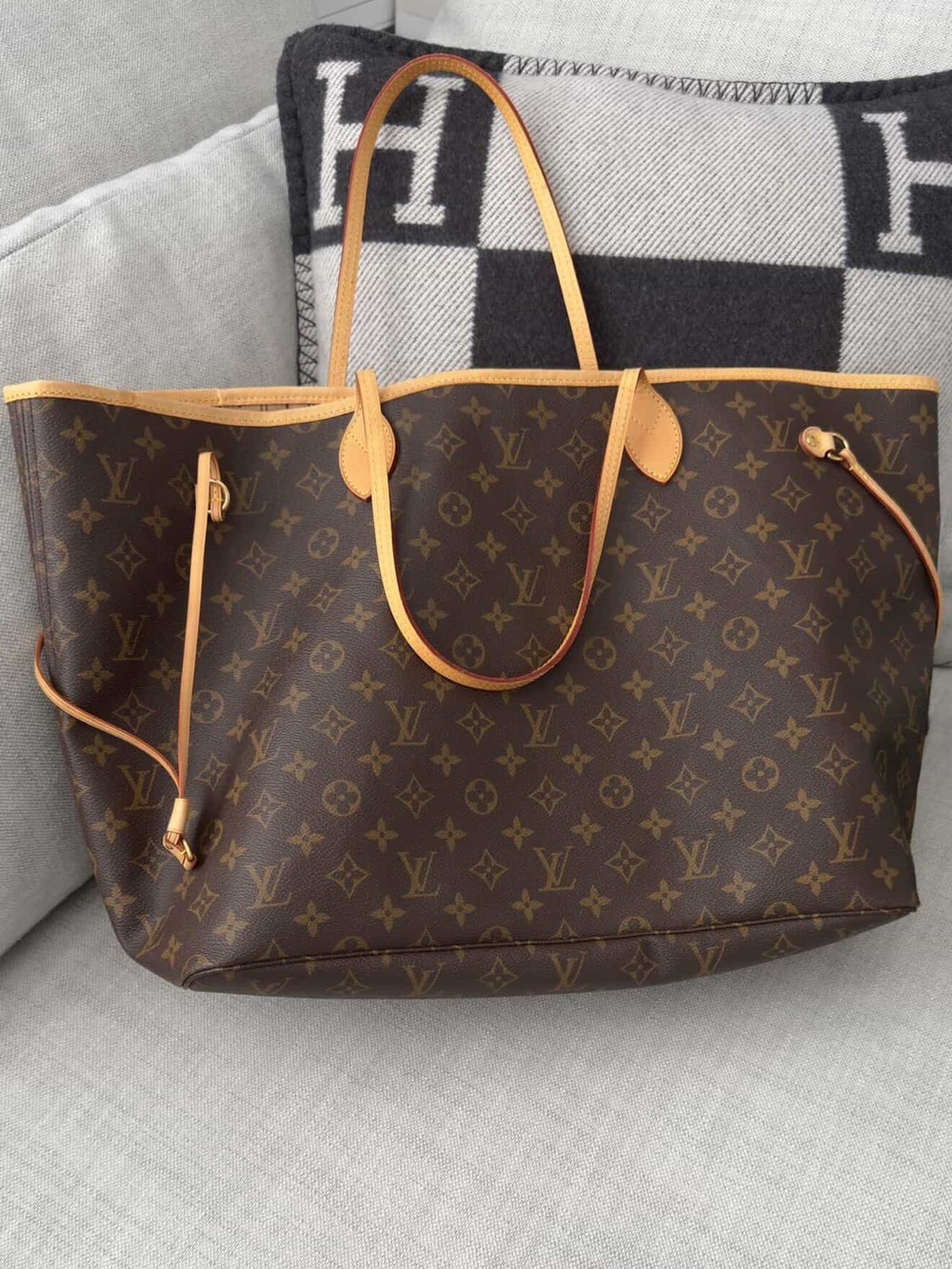 Louis Vuitton Monogram Neverfull GM Tote in BEIGE